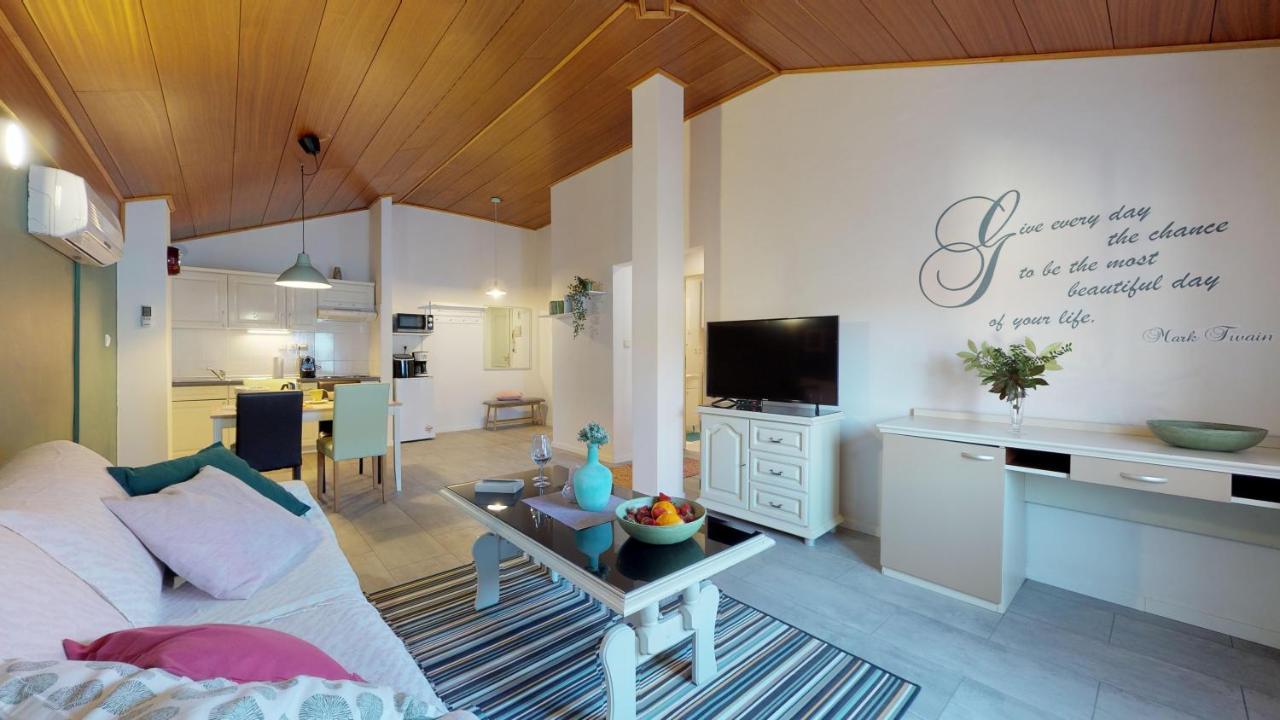 Lara Deluxe Superior 5 Star Apartment, Your Piece Of Heaven By The Sea & Park Новиград Экстерьер фото